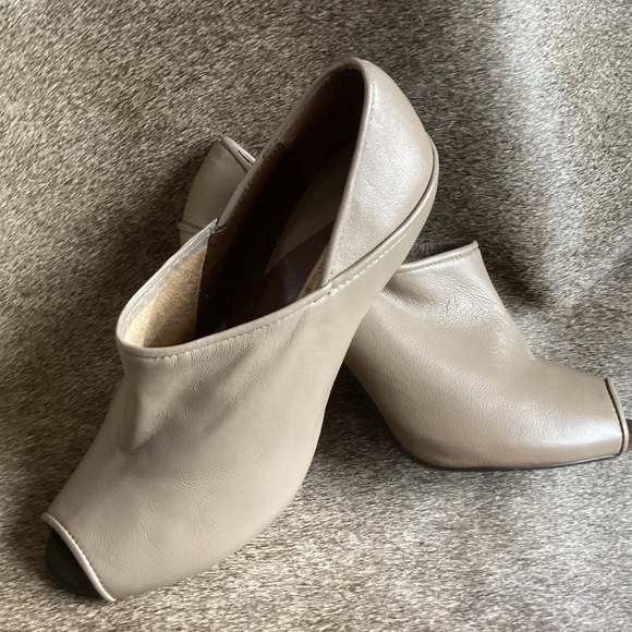 Vintage Max Studio Fine Leather Peep Toe Heels - Picture 7 of 10